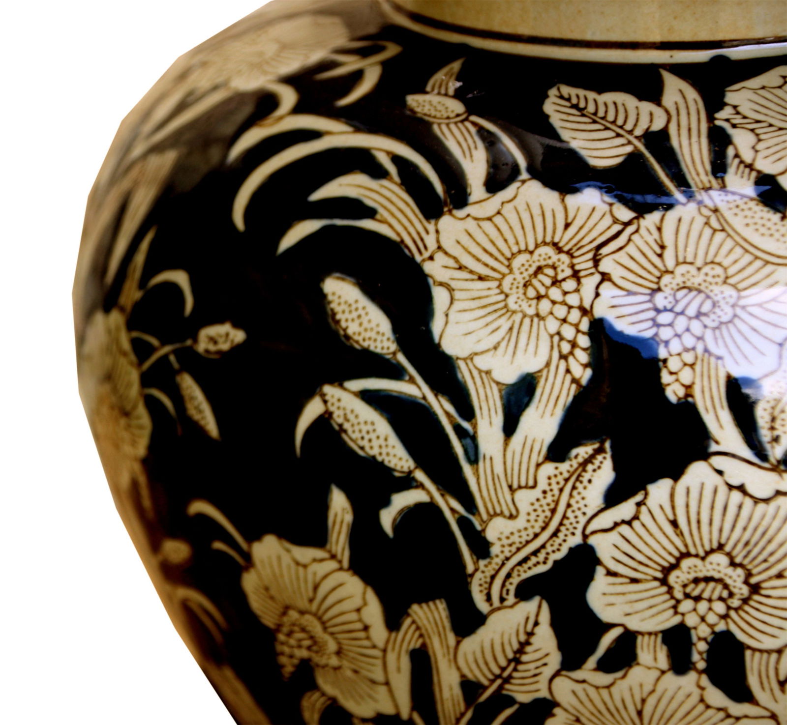 Ceramic Embossed Lamp, Regal Design 67cm Ceramic Embossed Lamp, Regal Design 67cm