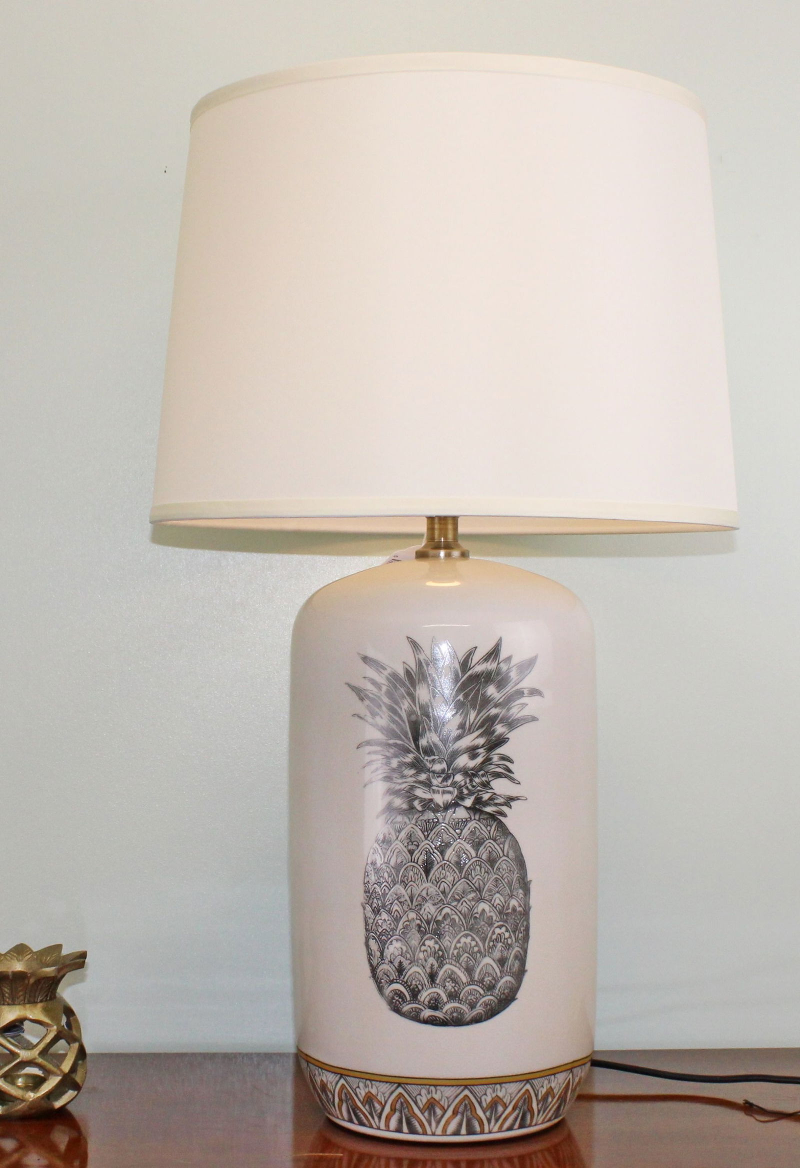 Black & White Ceramic Lamp with Pineapple Design 69cm Black & White Ceramic Lamp with Pineapple Design 69cm