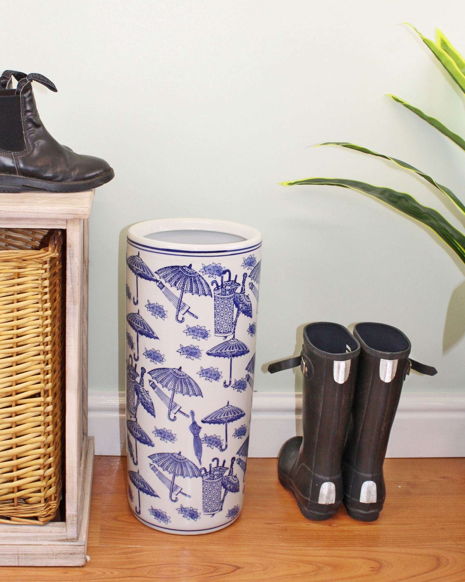 Umbrella Stand, Vintage Blue & White Umbrella Design Umbrella Stand, Vintage Blue & White Umbrella Design