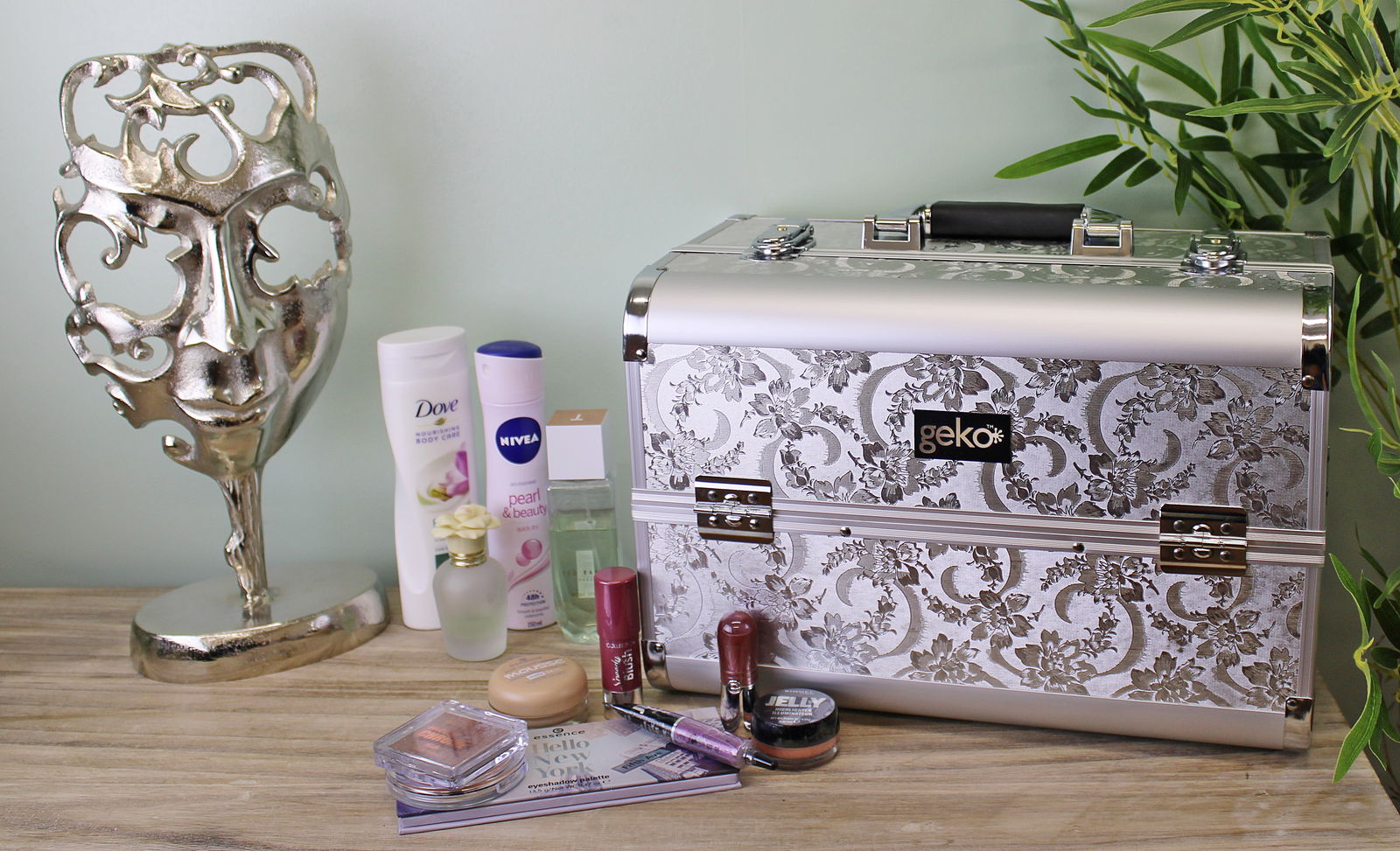 Vanity Case / Makeup Box Silver Leaf Design Vanity Case / Makeup Box Silver Leaf Design