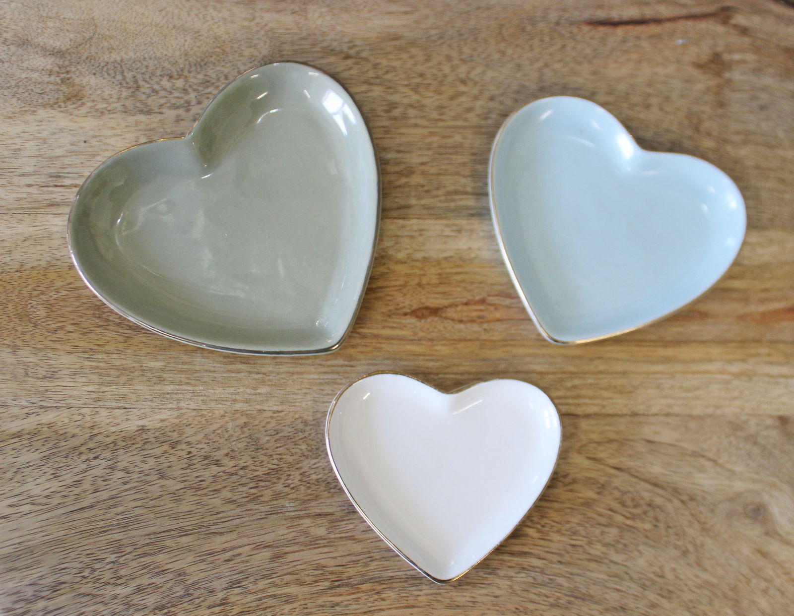 Set Of 3 Heart Shaped Ceramic Trinket Plates With A Gold Edge Set Of 3 Heart Shaped Ceramic Trinket Plates With A Gold Edge