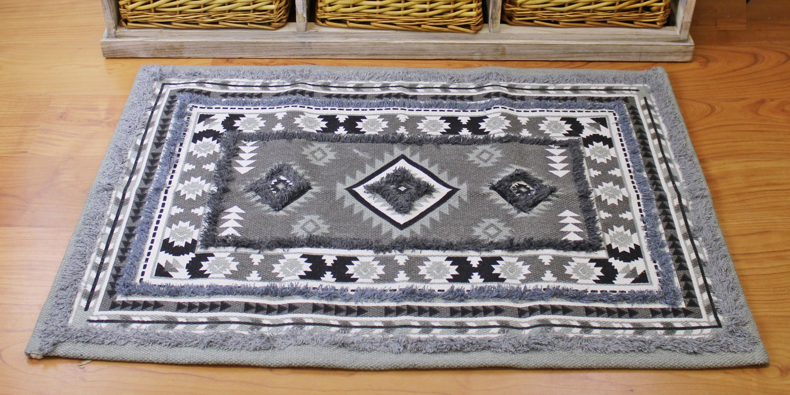 Grey Patterned & Tufted Rug, 60x90cm Grey Patterned & Tufted Rug, 60x90cm
