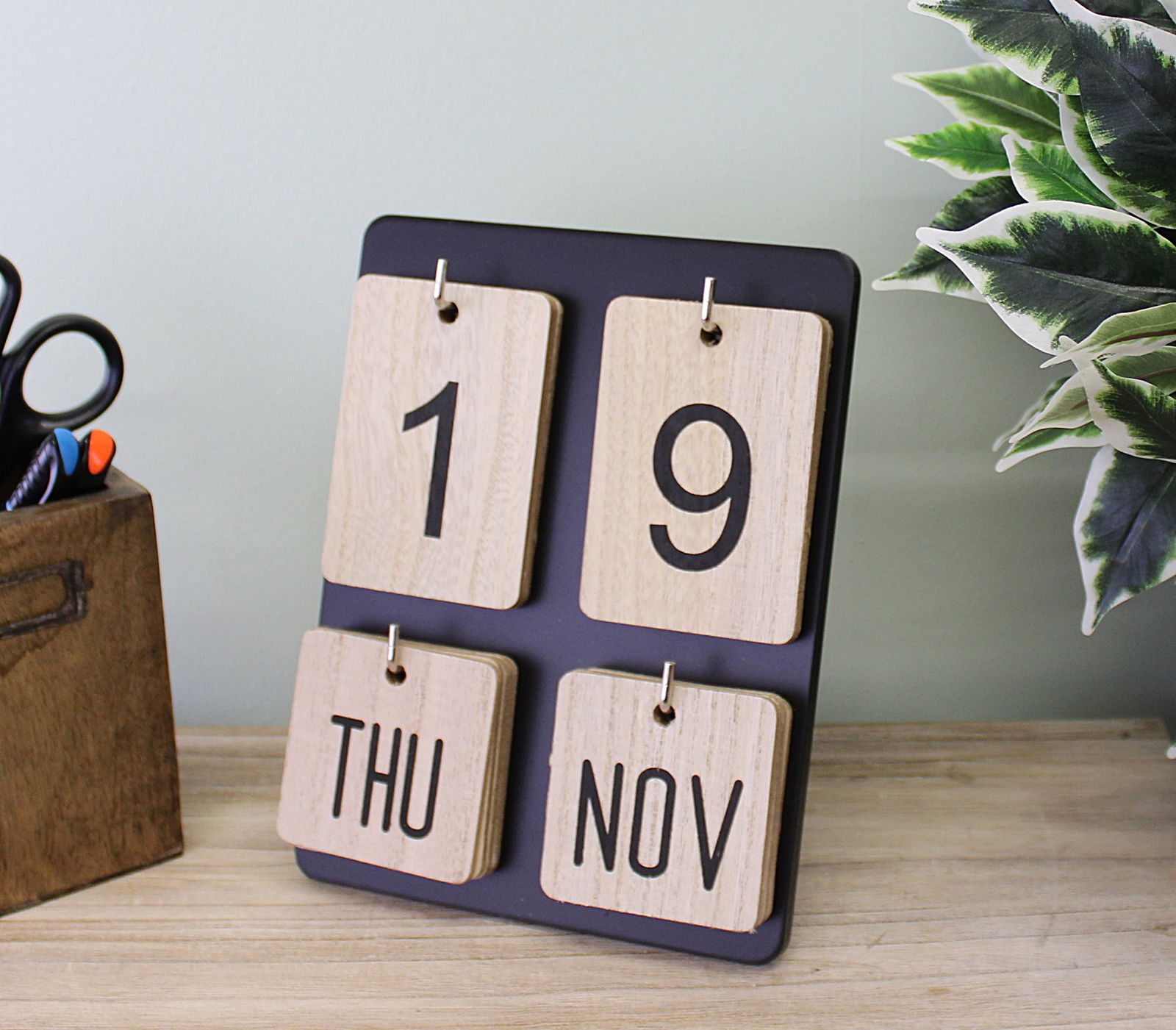Wooden Freestanding Photo Frame Style Perpetual Calendar Wooden Freestanding Photo Frame Style Perpetual Calendar
